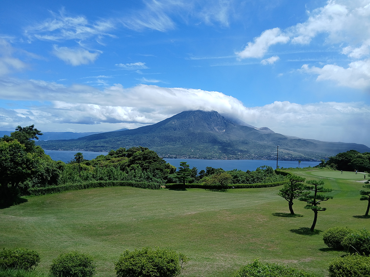 夏の鹿児島を彩る「静」と「動」――開聞岳の優美と桜島の躍動